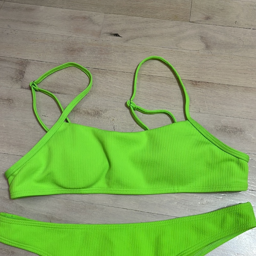Bikini - Picture 3 of 10